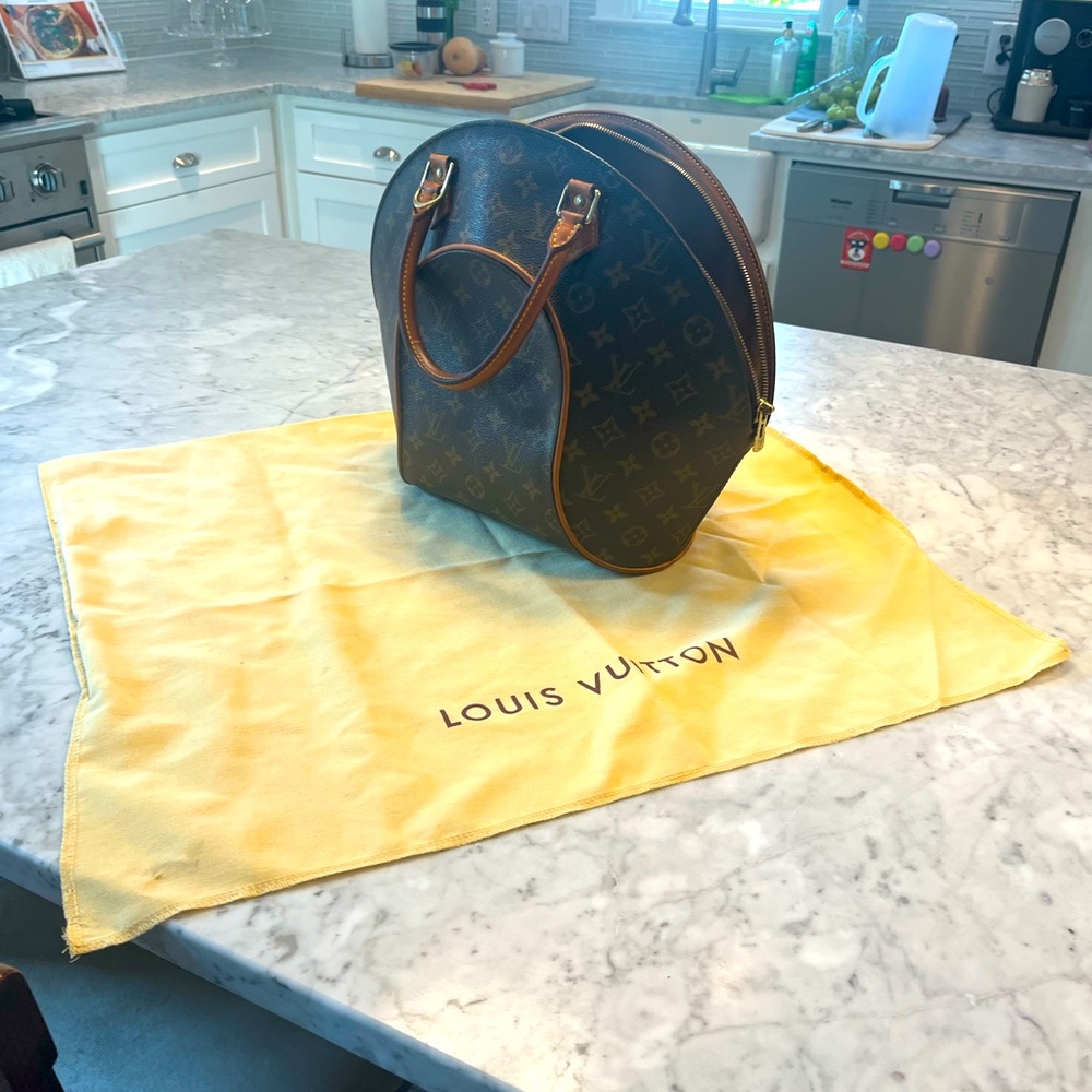 LV Monogram Ellipse PM.